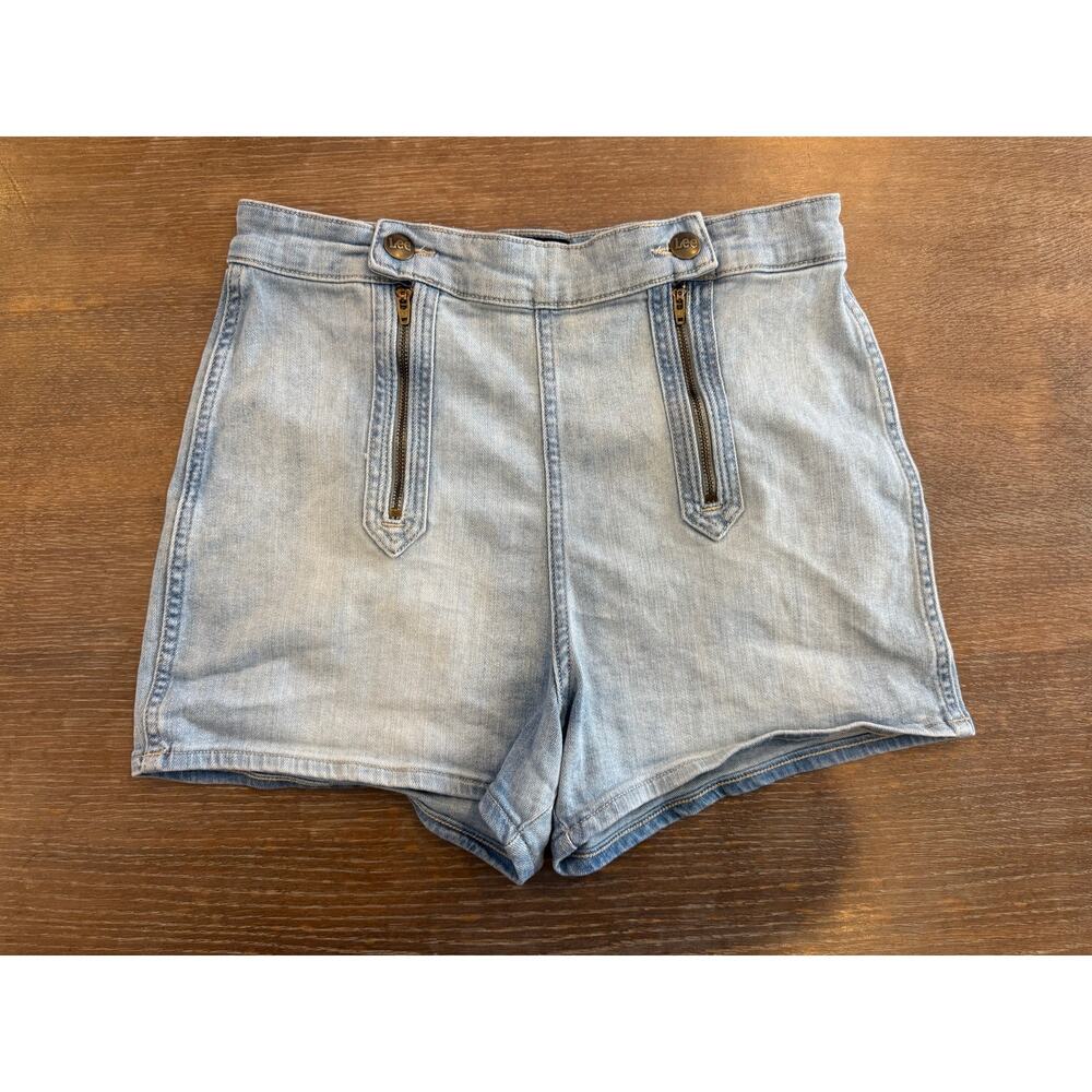 Lee Jean Denim Light Wash Shorts Button Zipper accents Women’s size 8